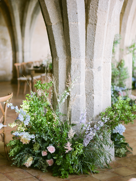 decorazione colonne chiesa con cespuglio di fiori