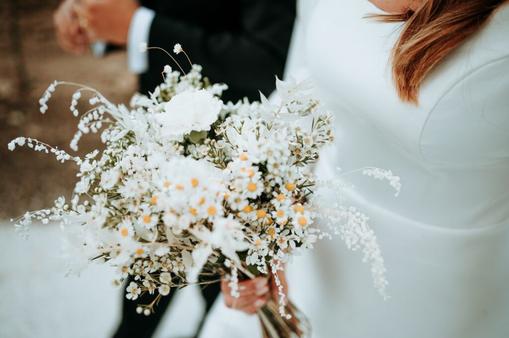 bouquet sposa fiori spontanei bianchi