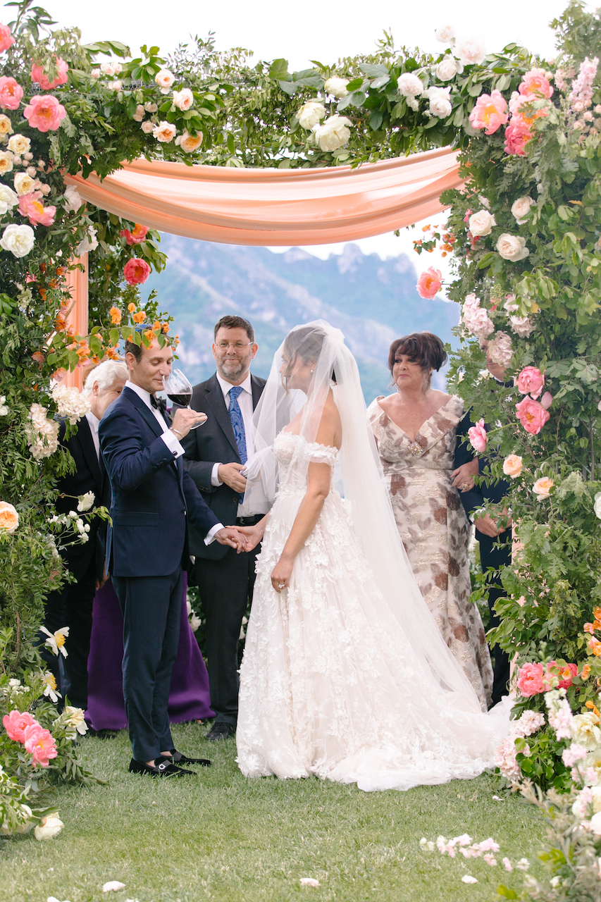 Canopy di peonie e rose per matrimonio primaverile