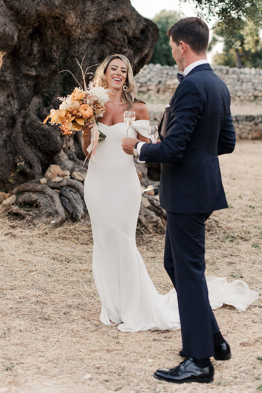 Bride and groom in the Apulian countryside