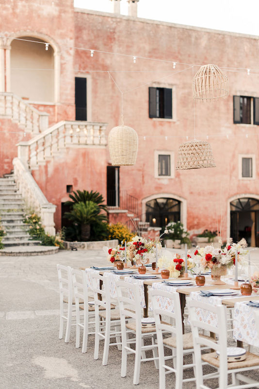 Eclectic floral decorations for a wedding in Puglia