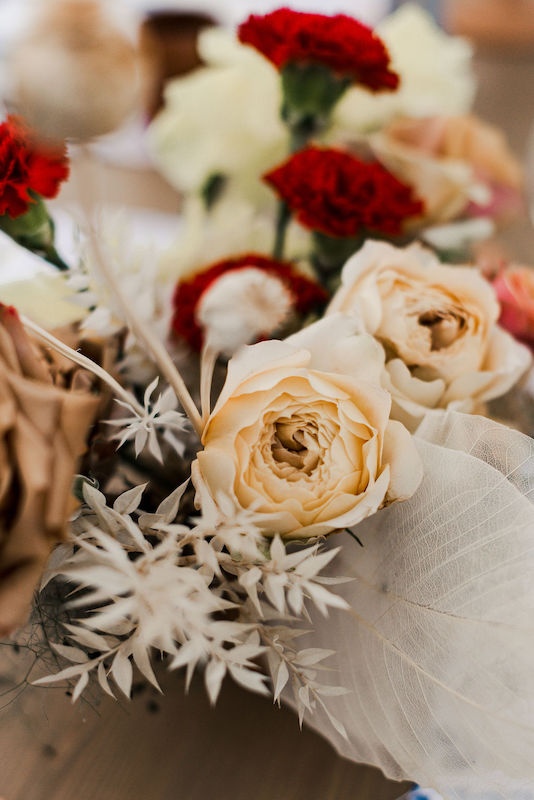 Fiori per matrimonio: giochi di textures ottenuti con fiori freschi accostati a fiori secchi
