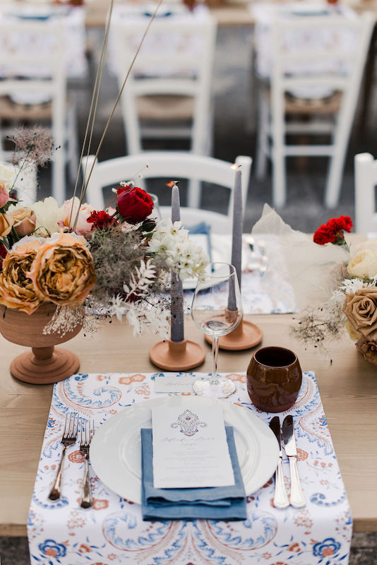 Candele grigie per arredare una tavola di matrimonio particolare