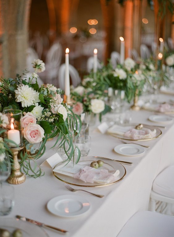 centrotavola per matrimonio composto da diversi vasi di fiori e candelieri dorati