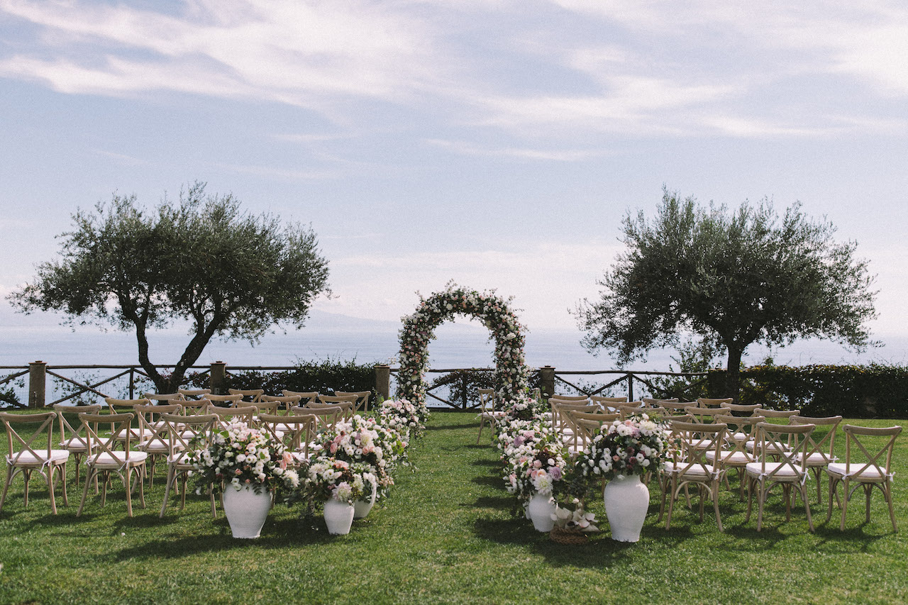 allestimento floreale per matrimonio all'aperto in costiera amalfitana