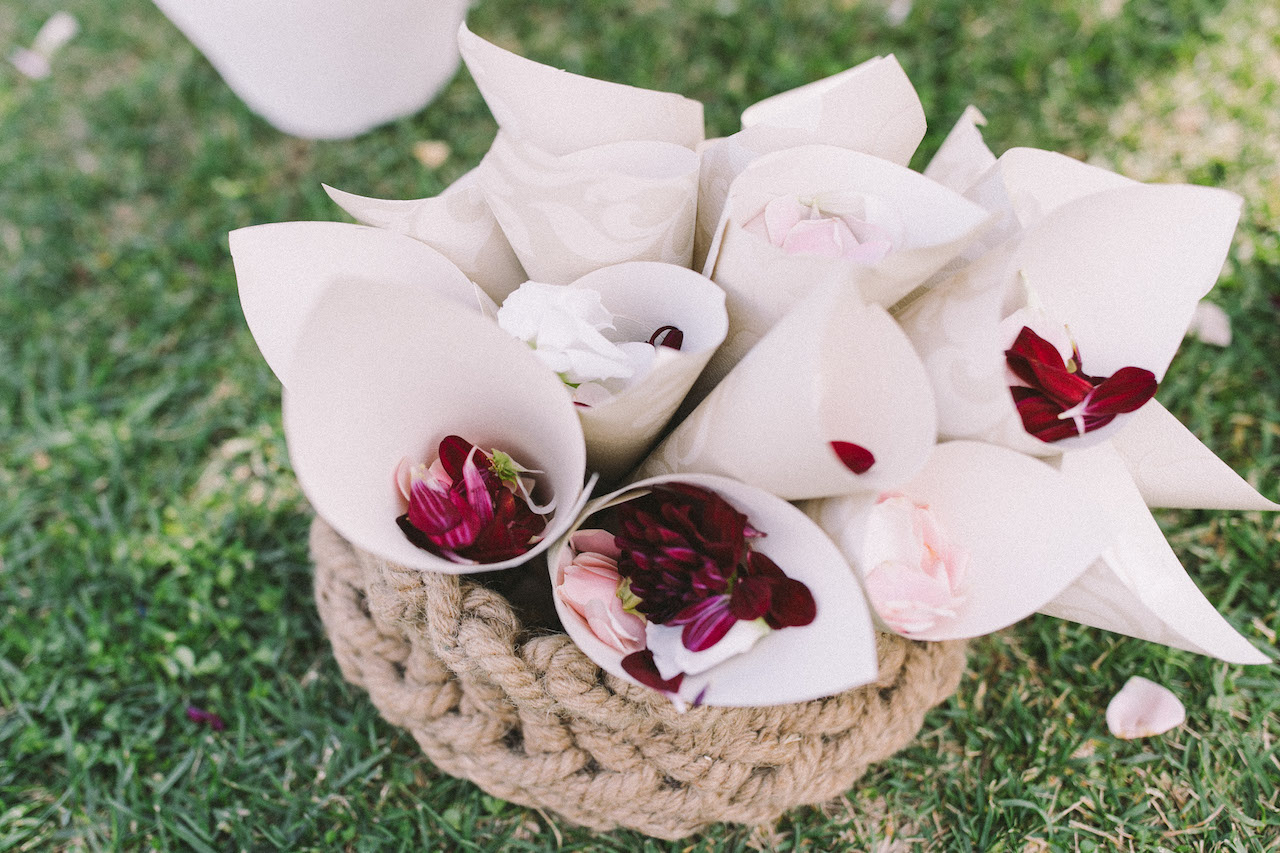 petali in coni di carta damascata