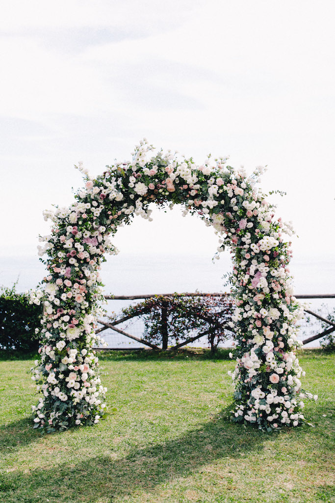 arco floreale per gli sposi durante la cerimonia civile