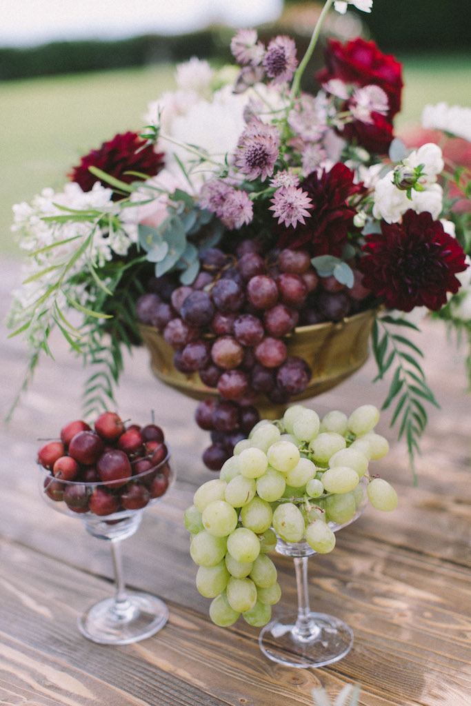 idea originale per matrimonio autunnale: centrotavola con frutta e fiori