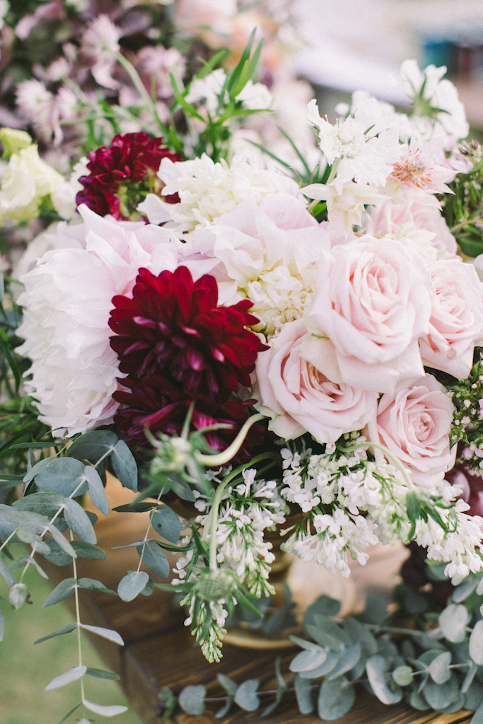 fiori rosa e bordeaux per centrotavola matrimonio autunnale