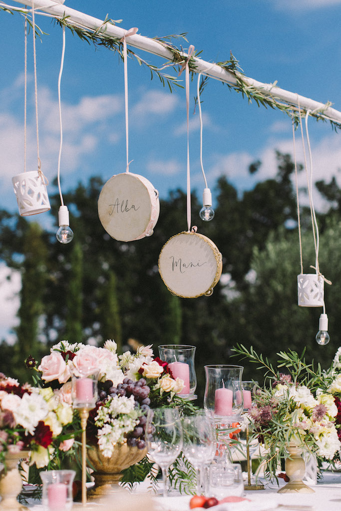 decorazione matrimonio con tamburelli scritti a mano