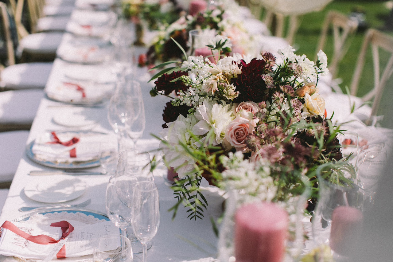 centrotavola tavolo lungo ricco di fiori
