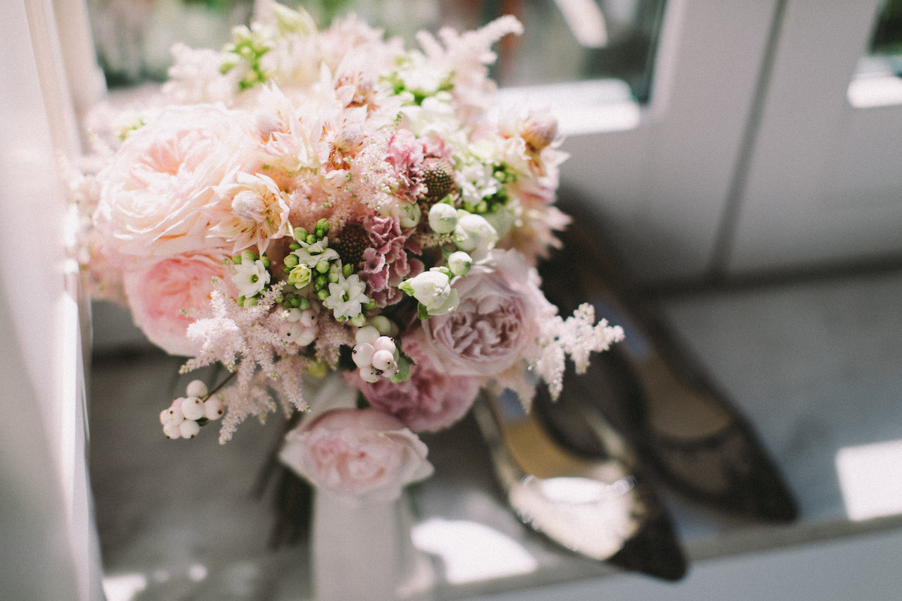 bouquet sposa con fiori bianchi e rosa