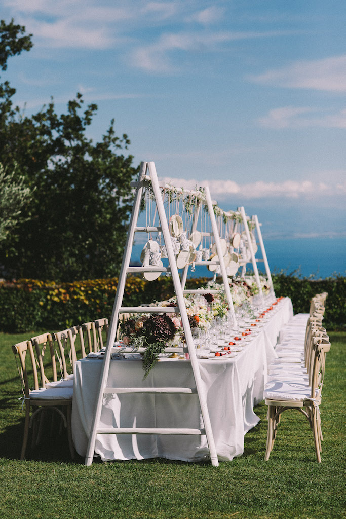 Decorazione tavola con luci appese e tamburelli