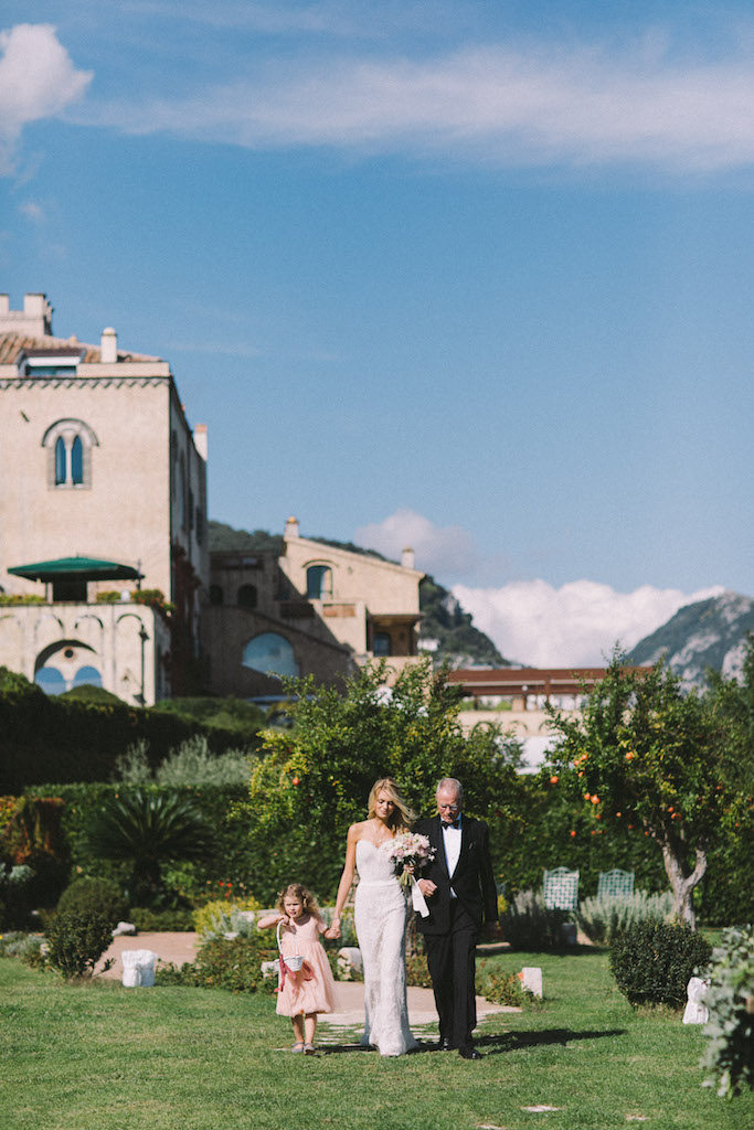 arrivo della sposa con papà e damigella su trrazza di Villa Cimbrone, Ravello