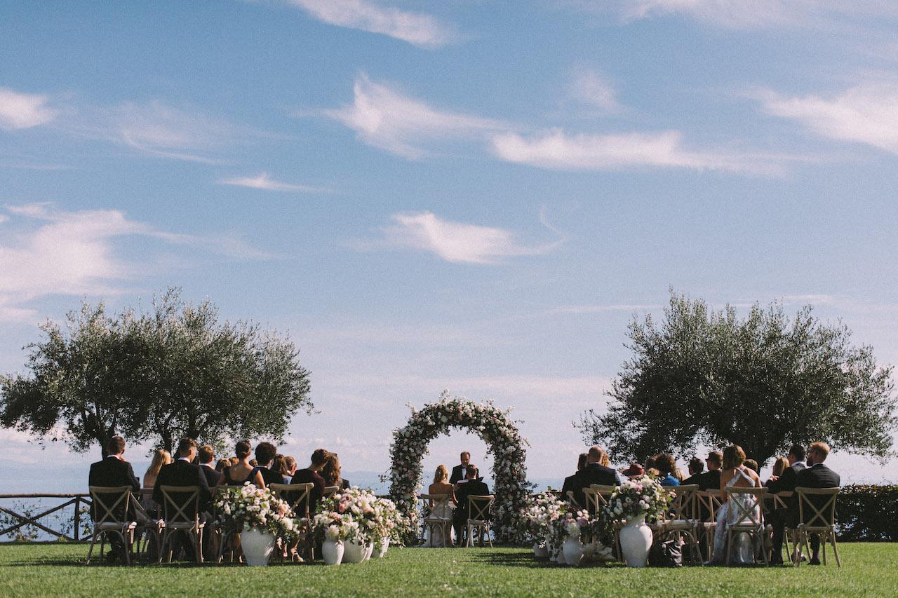 arco floreale per cerimonia civile all'aperto in giardino