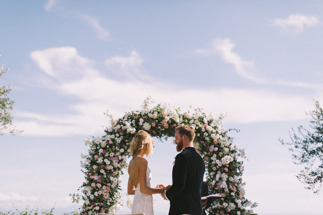 arco di fiori bianchi e rosa, per cerimonia sul mare a villa cimbrone, Costiera amalfitana