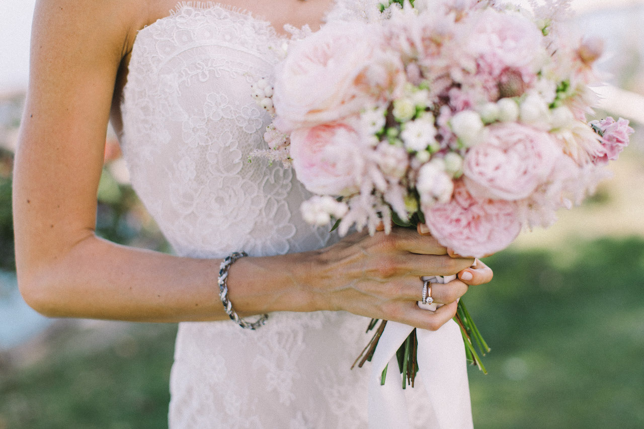 bouquet da sposa elegante con fiori rosa