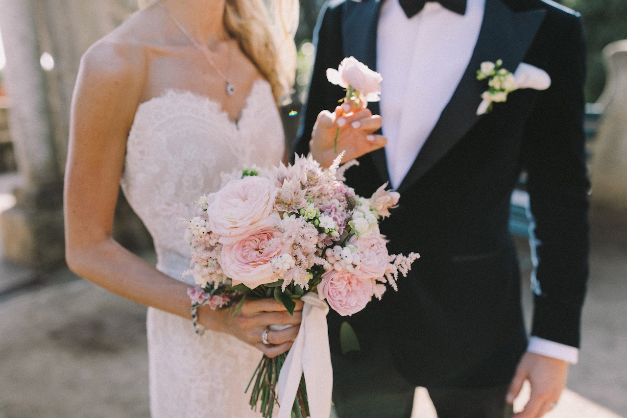 bouquet da sposa romantico con rose da giardino rosa e fiorellini bianchi