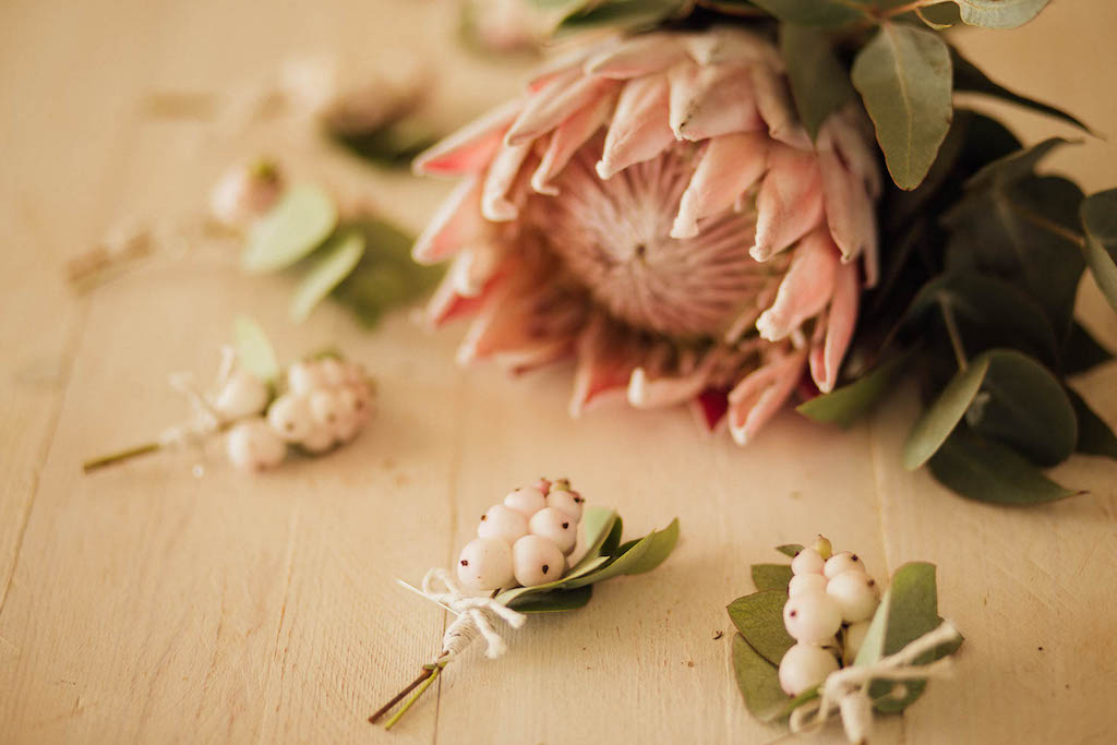 fiori all'occhiello, bottoniere per sposo e testimoni