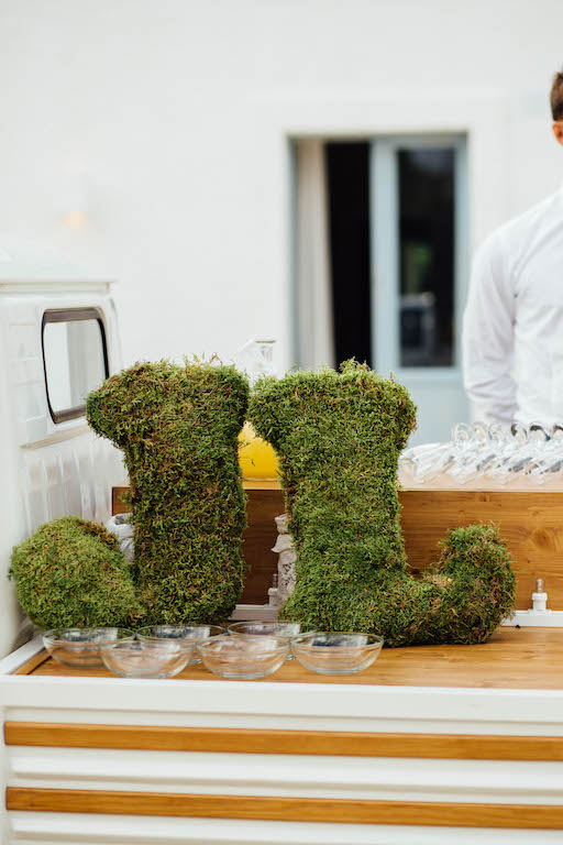 Iniziali degli sposi fatte con muschio