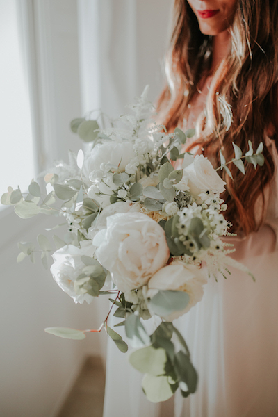 Bouquet sposa di peonie bianche ed eucalipto peruna sposa dal look boho