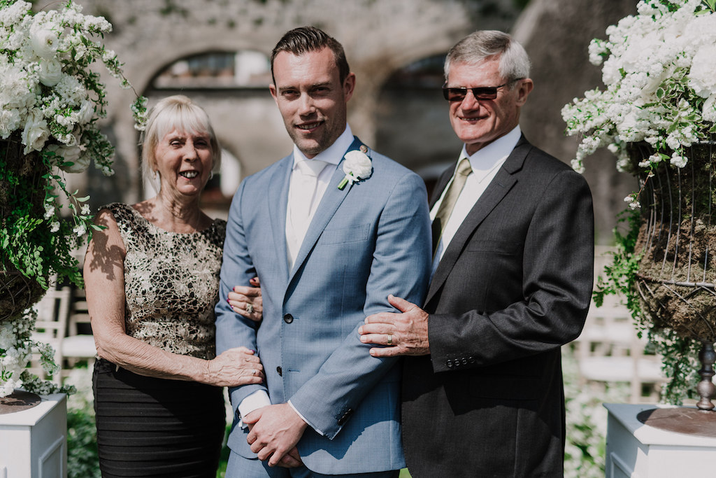Vasi di fiori su colonne per cerimonia matrimonio
