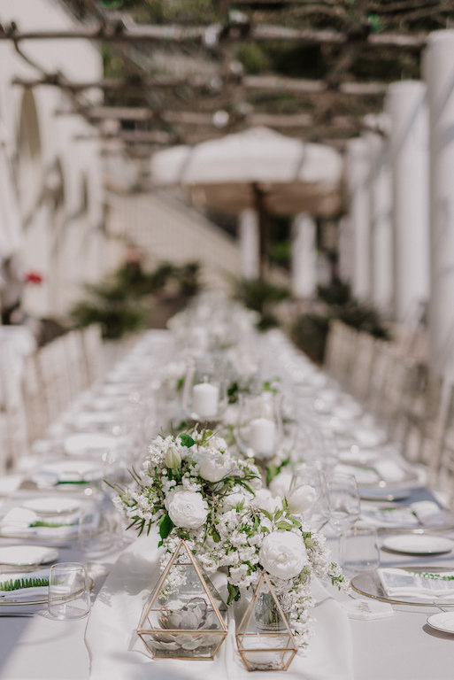 Centrotavola per matrimonio con fiori bianchi, in stile naturale