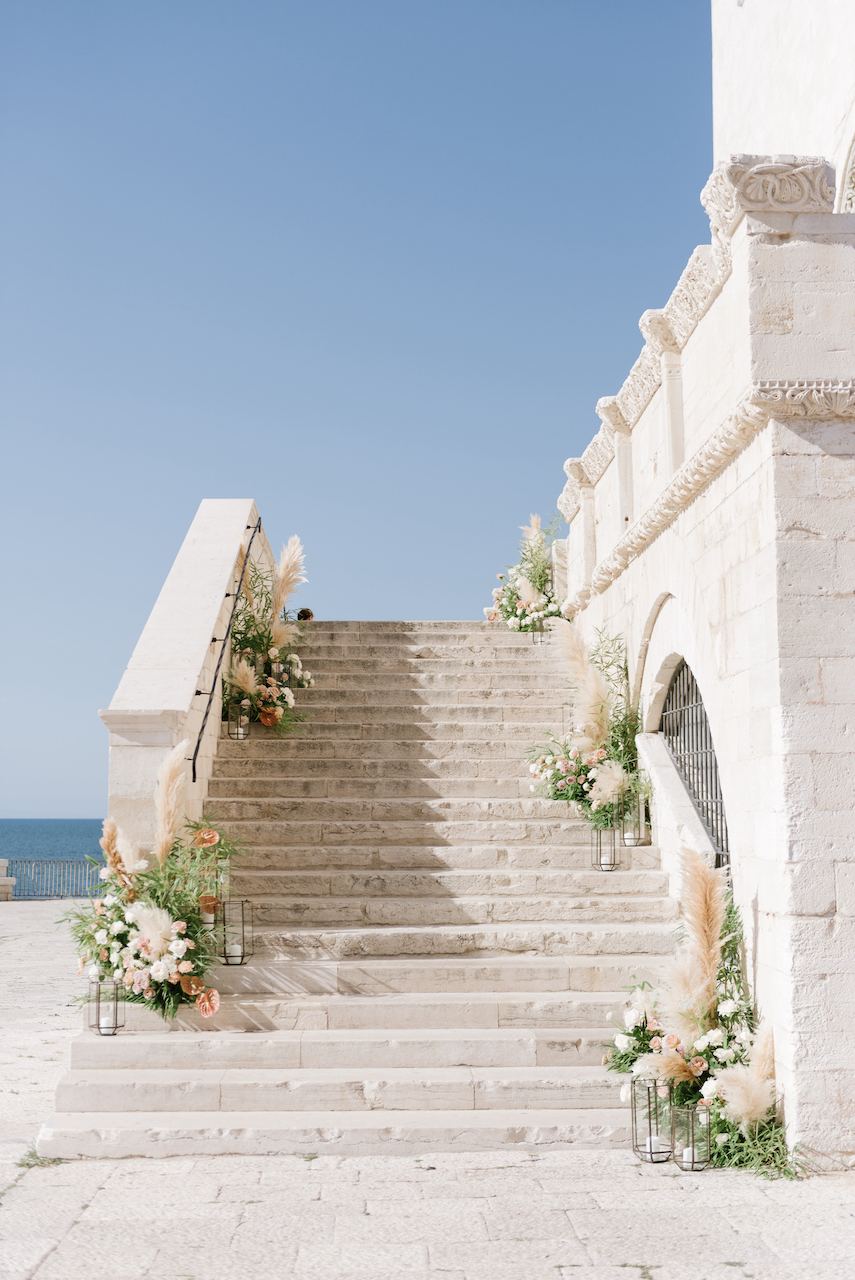 Floral designer for wedding in Trani Cathedral, the most beautiful Church in Puglia