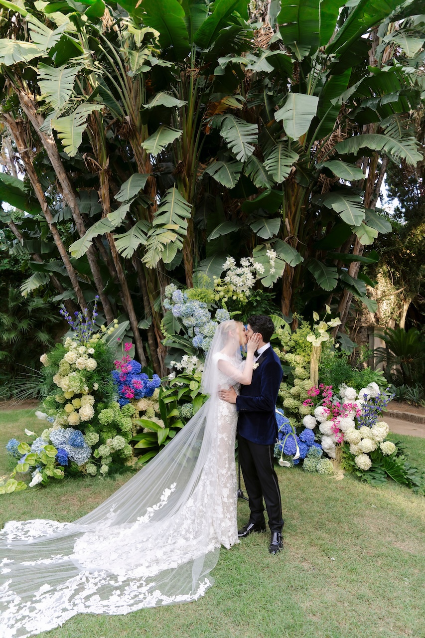 composizione floreale a semicerchio con ortensie colorate, nerine fucsia, anthurium con strelitzia nel giardino di villa tritone