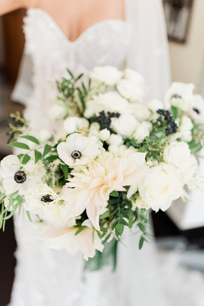 bouquet da sposa con anemoni e dalie