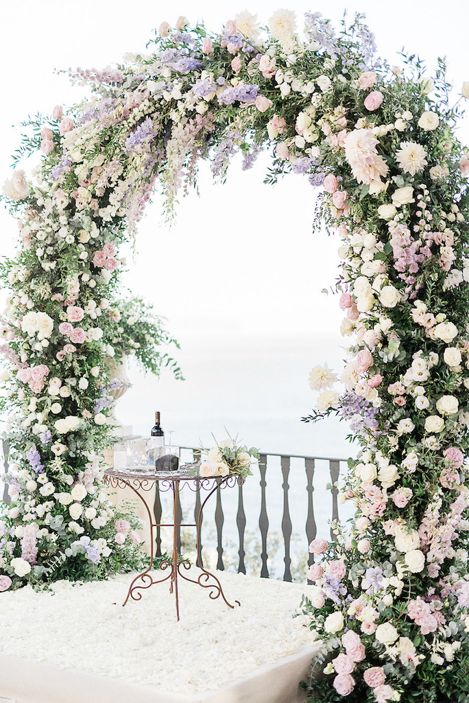 arco di fiori per matrimonio romantico