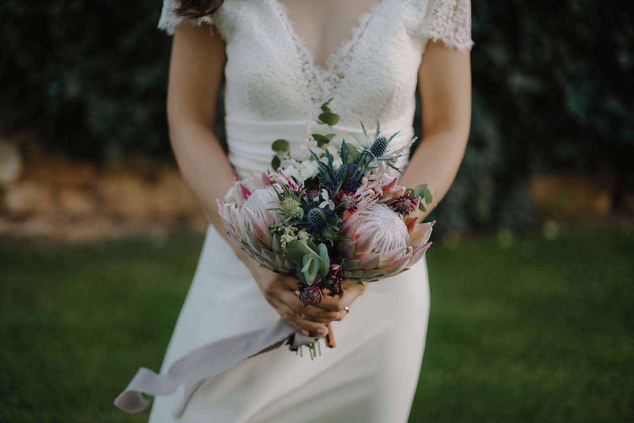 Bouquet da sposa con protee rosa e fiori blu