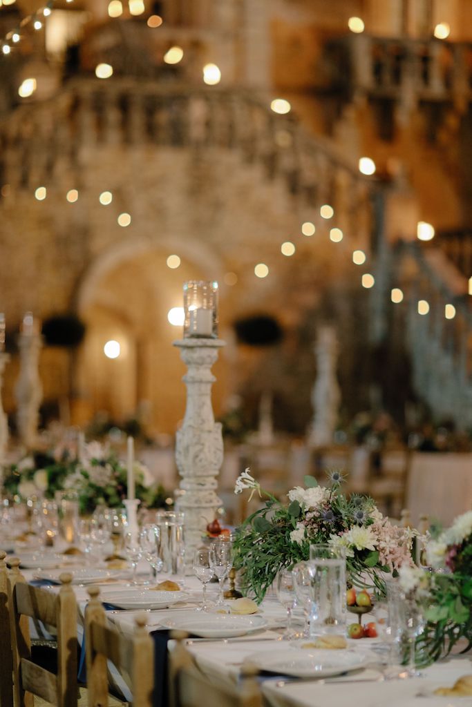 Decorazione tavoli con grandi candelieri a Castello Marchione