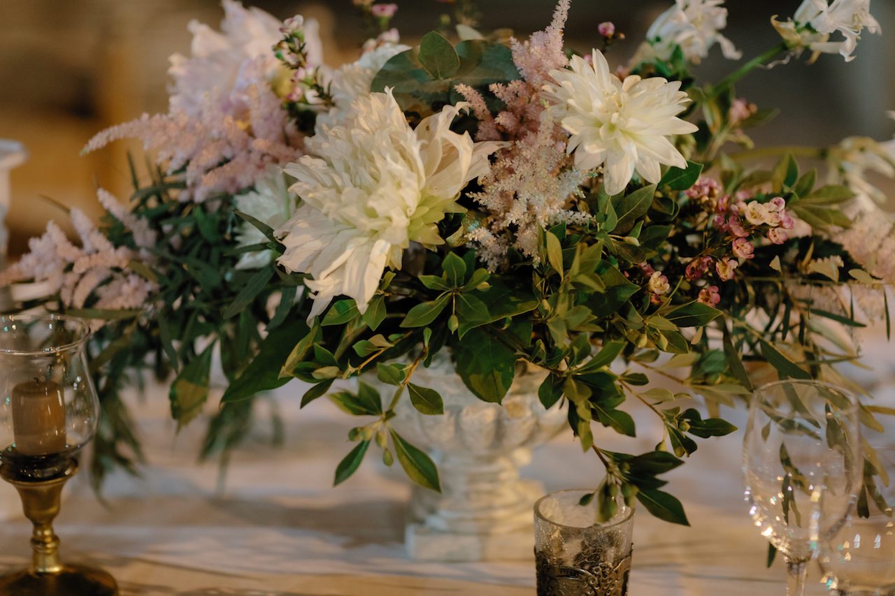 Composizione di fiori per matrimonio a metà agosto con dalie e astilbe