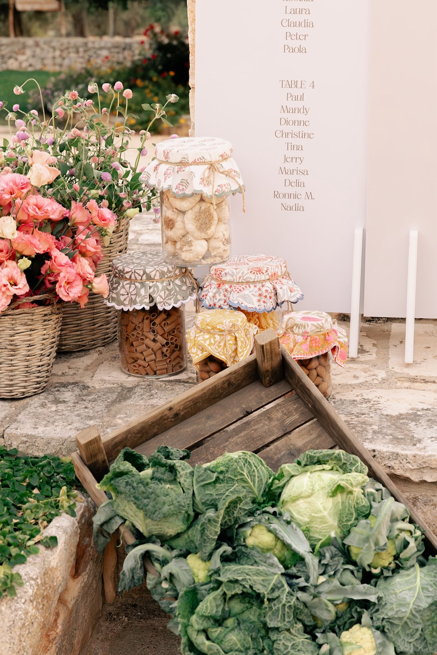 table layout with wicker baskets at Masseria Grieco