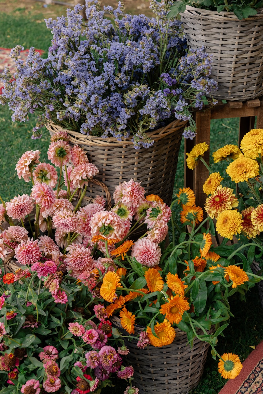 wicker baskets full of color flowers at Riccardo Caffè garden