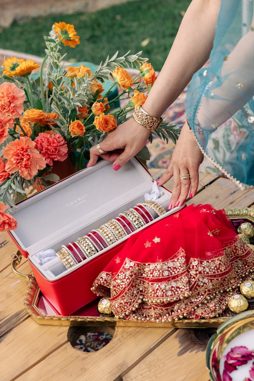 red and ivory bangles for Hindu ceremony at Riccardo Caffè in Ostuni