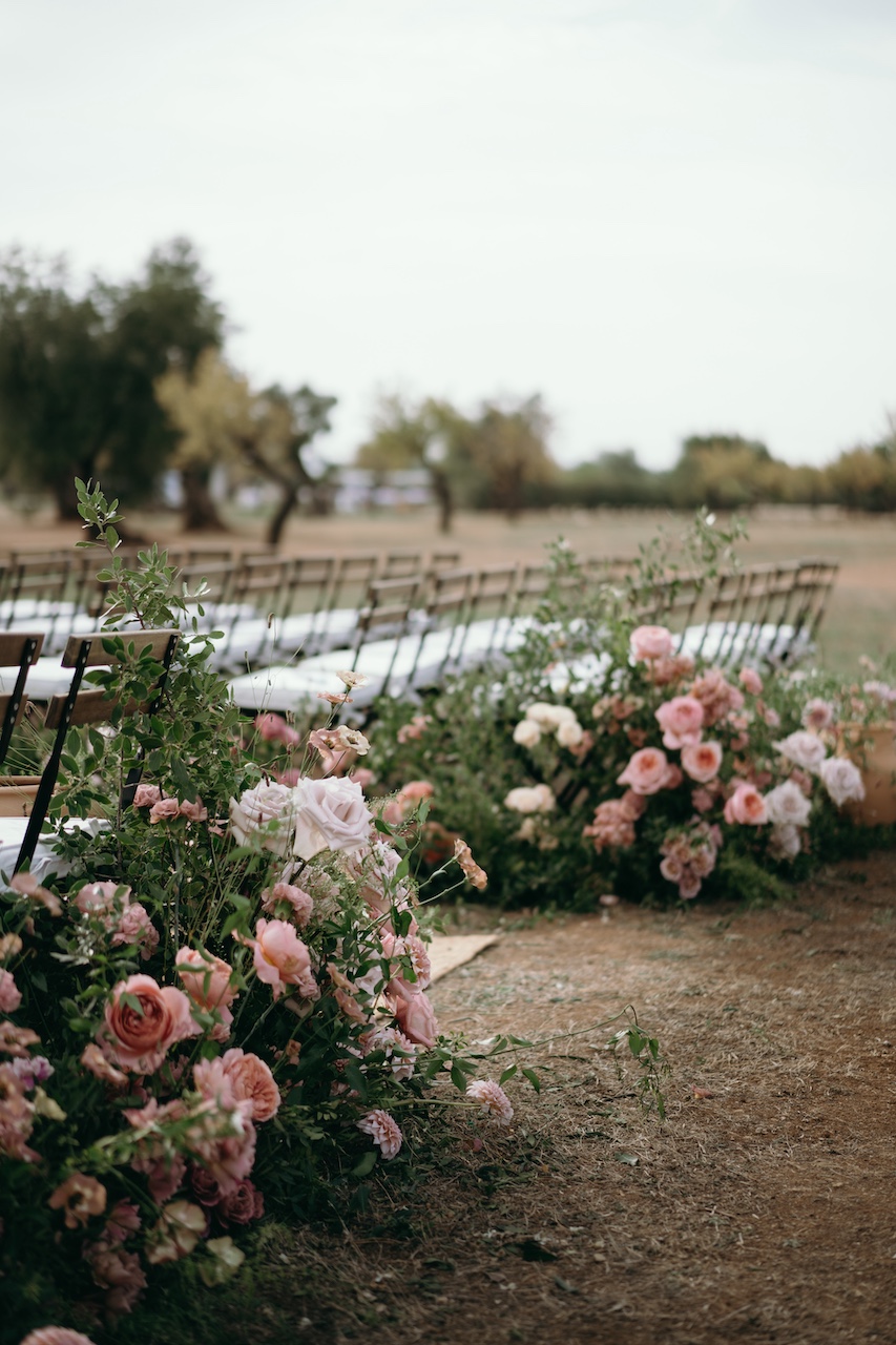 dettaglio floreale con rose e verde per cerimonia nuziale all'aperto in Masseria Pettolecchia