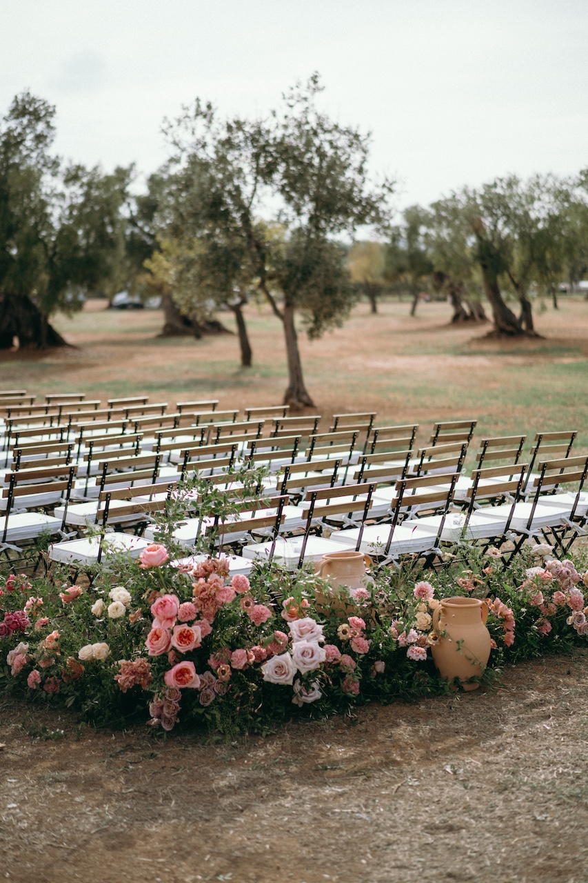 decorazioni floreali e vasi in terracotta per cerimonia nuziale all'aperto in Masseria Pettolecchia