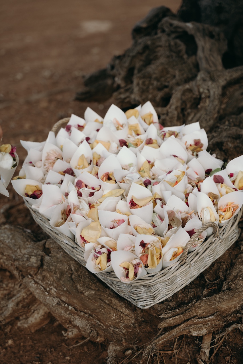 cesto di petali per cerimonia nuziale