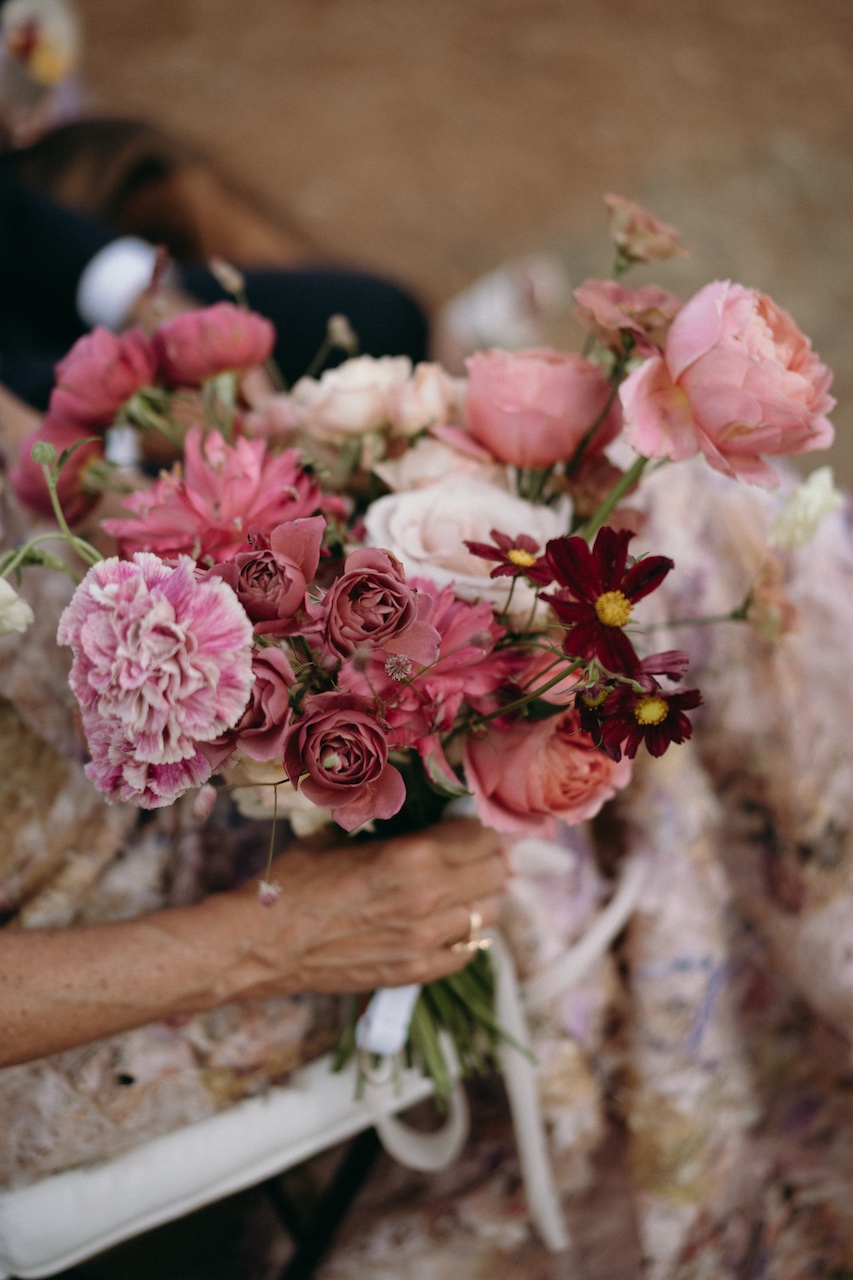 bouquet da sposa con diverse texture di fiori ( rose, gerbere, cosmos e lisianthus ) in una palette di colori desaturati