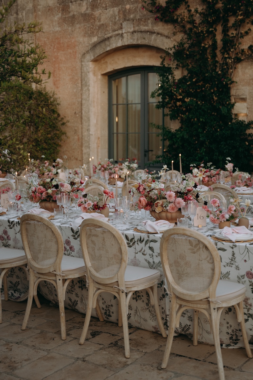 mise en place per cena di matrimonio all'aperto