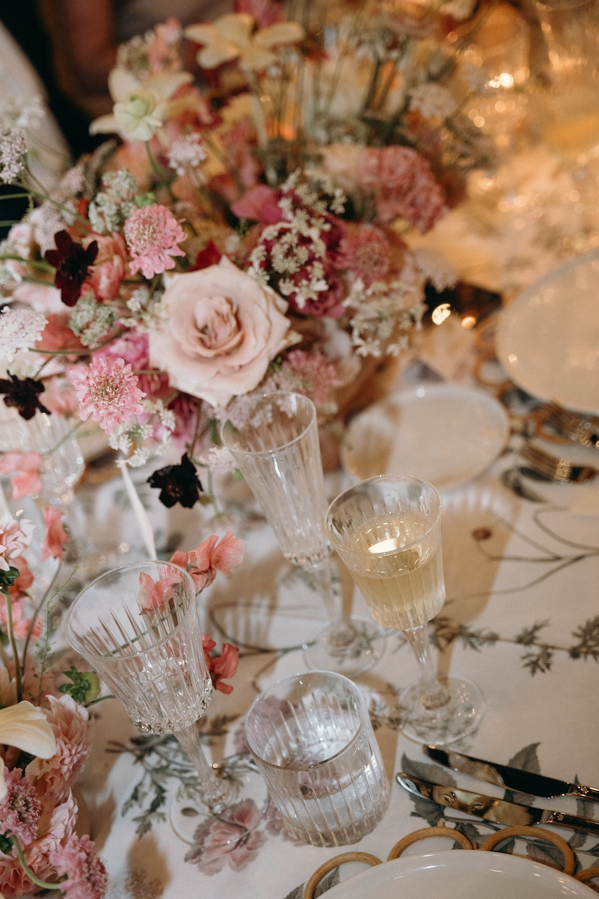 dettaglio tavola cena di matrimonio su tovaglia con stampa botanica