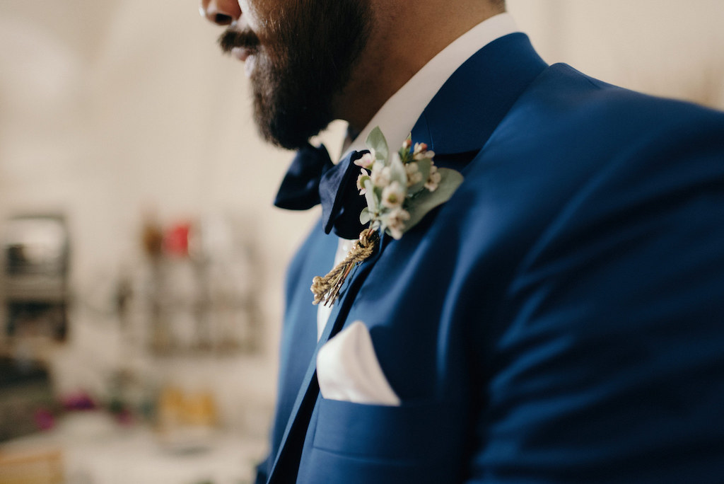 Fiore all'occhiello per sposo in abito blu