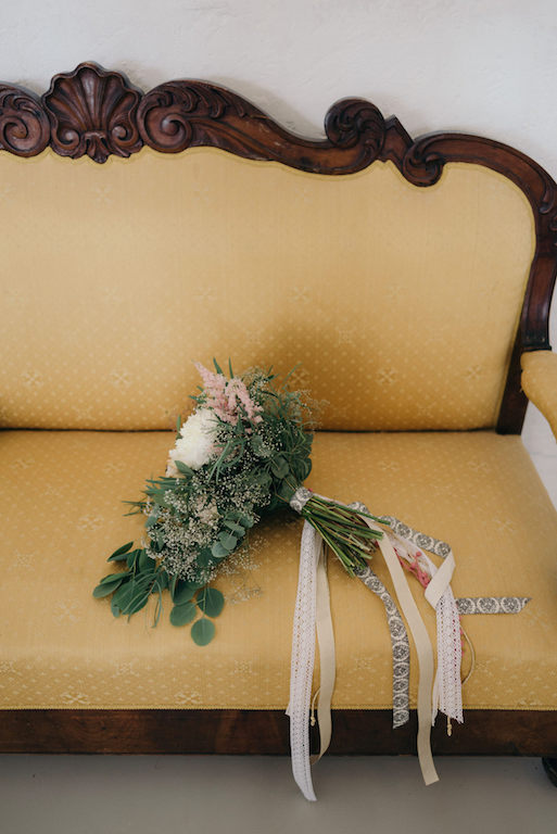 Bouquet sposa bohèmien con nastri ricadenti