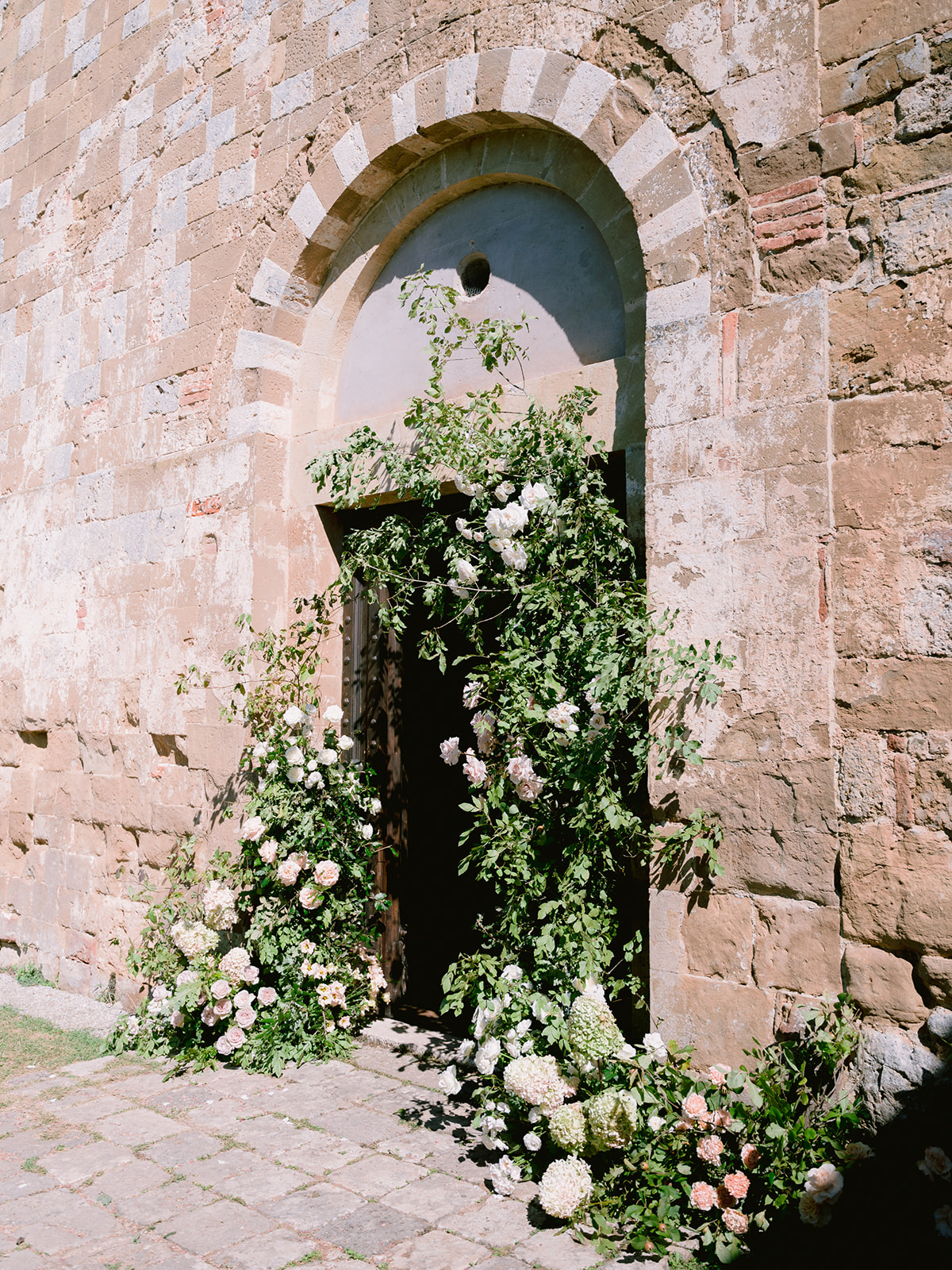 ingresso chiesa fiori pastello matrimonio Siena