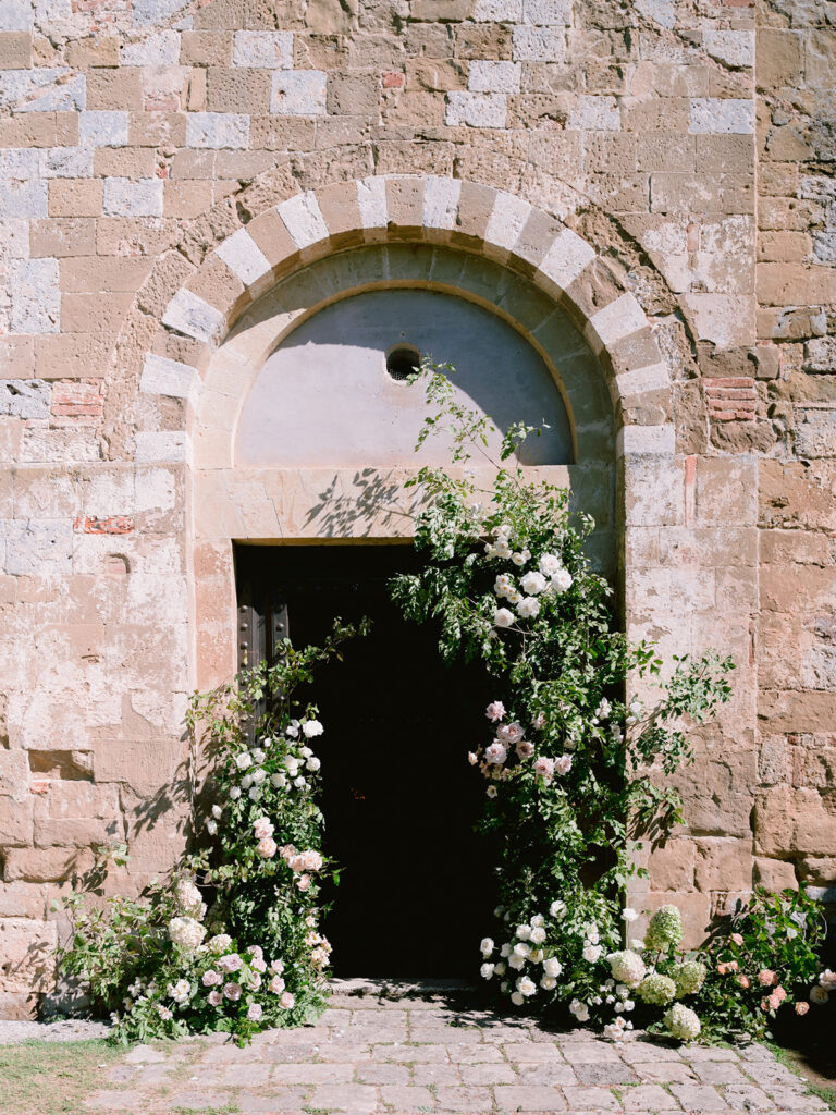 arco fiori matrimonio chiesa Toscana