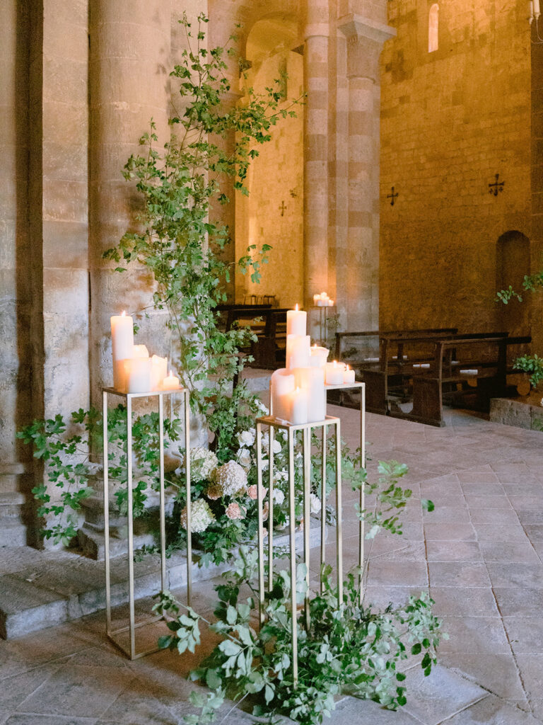 chiesa matrimonio candele fiori pastello