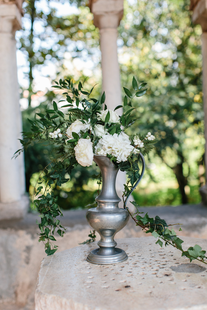 Decorazione florelae in vaso di peltro vintage per tavolino cerimonia simbolica