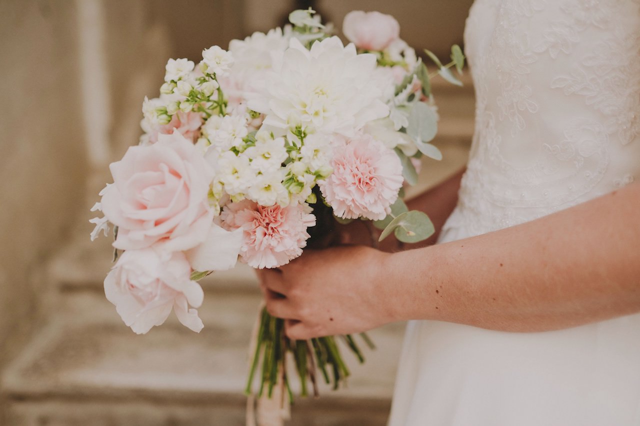 bouquet sposa elegante, con rose rosa e dalie bianche